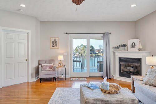 "Hook, Wine, and Sinker" Large 5-bed lakefront villa-pool, hot tub, and courts 