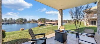 "Hook, Wine, and Sinker" Large 5-bed lakefront villa-pool, hot tub, and courts 