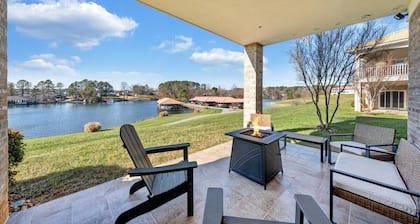 "Hook, Wine, and Sinker" Large 5-bed lakefront villa-pool, hot tub, and courts