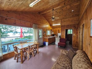 Cottage Standard, 2 chambres, vue lac | Coin séjour | Télévision à écran plat de 32 pouces avec chaînes par câble