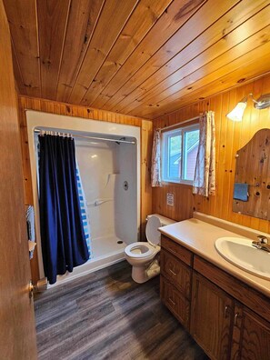 Deluxe-Ferienhaus, 2 Schlafzimmer, Seeblick | Badezimmer | Toilettenpapier