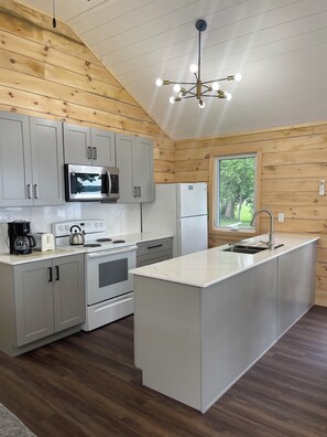 Suite Supérieure, 3 chambres, vue lac | Coin séjour | Télévision à écran plat de 32 pouces avec chaînes par câble