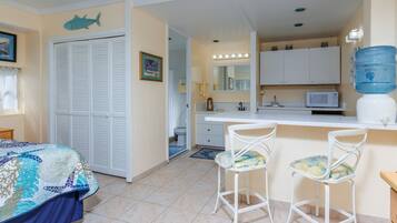 Réfrigérateur, micro-ondes, cafetière/bouilloire, grille-pain