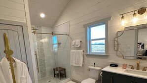 Dusj, hårføner, håndklær og såpe