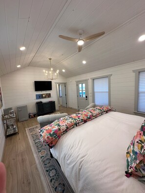 1 bedroom, blackout curtains, iron/ironing board, free WiFi - Laurel Court Cottages (Fredericksburg)