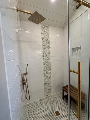 Shower, hair dryer, towels, soap - Laurel Court Cottages (Fredericksburg)