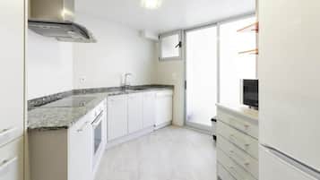 Cafetera y tetera, refrigerador, microondas y horno