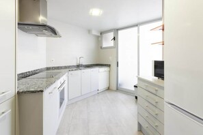 Fridge, microwave, oven, stovetop - Cotton - Apartment In Urbanització Platja D'oliva (Playa De Oliva, Valencia)