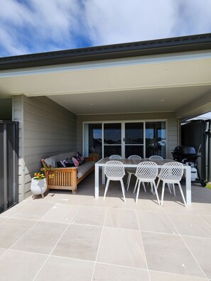 Outdoor dining - Coastal Seabreeze. Pet friendly 3 bdrm new duplex, close to beaches and shops. (Sussex Inlet)