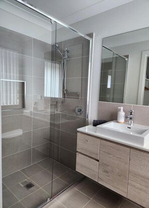 Regadera, secadora de cabello, toallas, jabón 