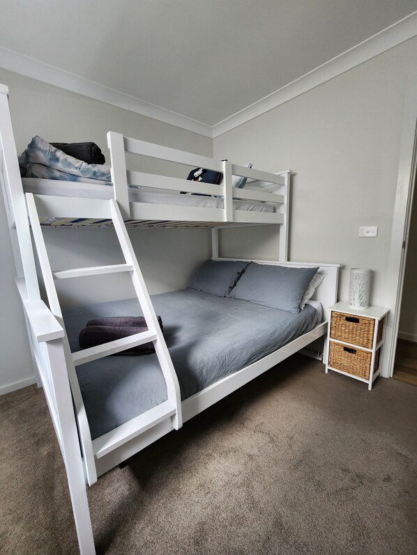 3 habitaciones, tabla de planchar con plancha, wifi y ropa de cama 