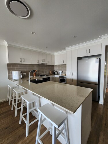 Coastal Seabreeze. Pet friendly 3 bdrm new duplex, close to beaches and shops.
