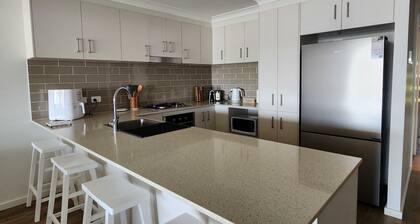 Coastal Seabreeze. Pet friendly 3 bdrm new duplex, close to beaches and shops.