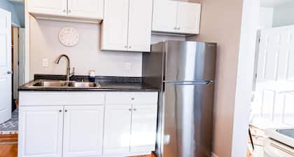 Stylish Downtown Fargo 2 Bedroom, Steps from Sanford