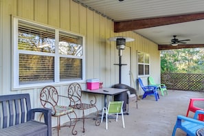 Outdoor dining - Riverfront Fishing: Home in Columbus w/ Grill (Columbus)