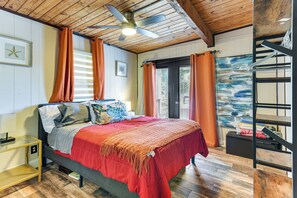 3 bedrooms, desk, iron/ironing board, WiFi - < 1 Mi to Beach! Galveston Gem w/ Outdoor Oasis (Galveston)