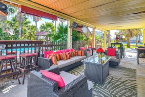 Outdoor dining - < 1 Mi to Beach! Galveston Gem w/ Outdoor Oasis (Galveston)