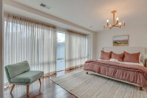 4 bedrooms, desk, iron/ironing board, travel cot - The Modern Edge - 4BR/2.5BTH - Gorgeous Getaway (Nashville)