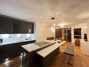 Jääkaappi, mikroaaltouuni, uuni, liesi