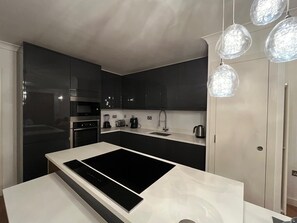 Een koelkast, een microgolfoven, een oven, een kookplaat