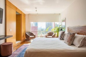 4 slaapkamers, een bureau, een strijkplank/strijkijzer, reisbedje