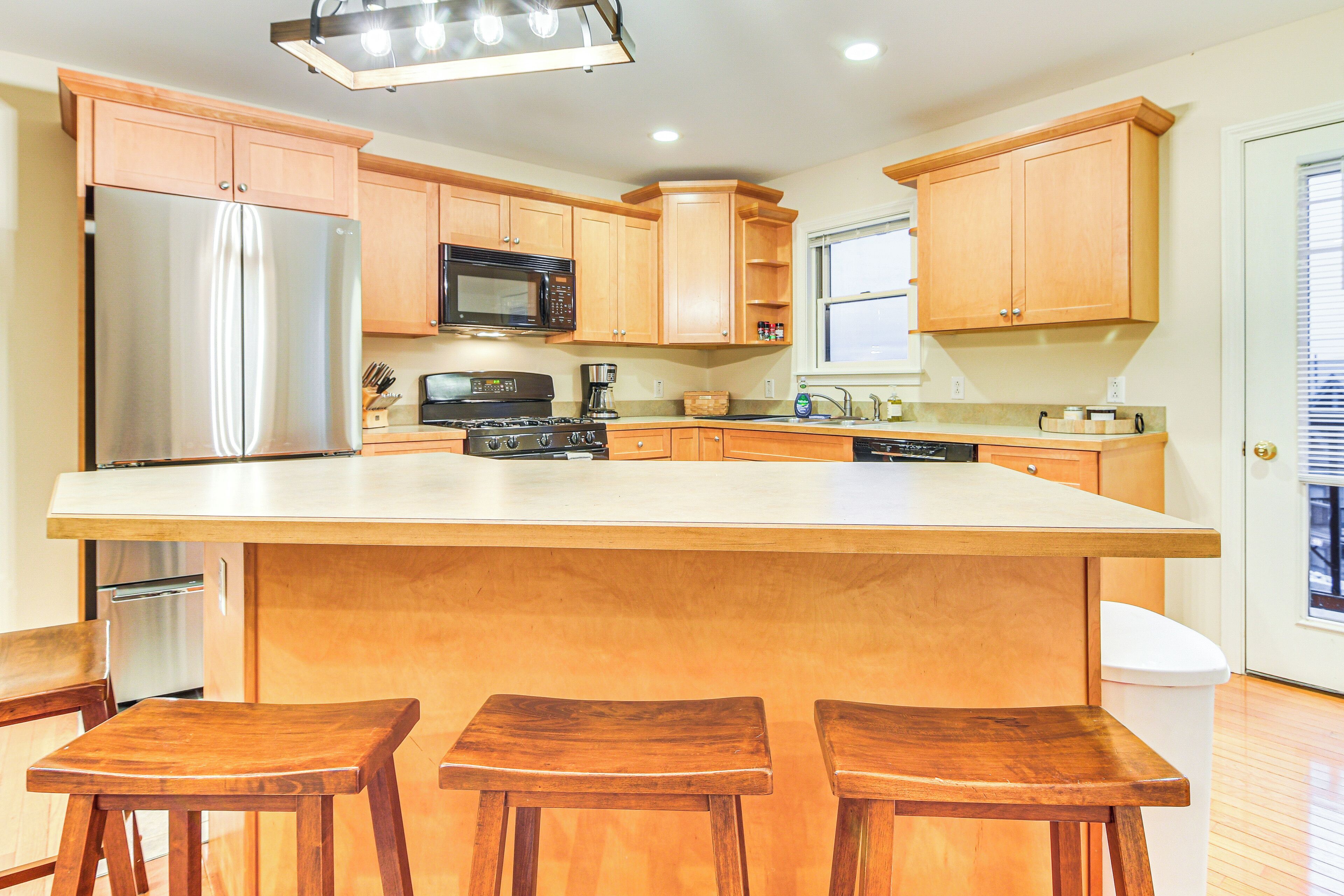 Fridge, microwave, stovetop, dishwasher
