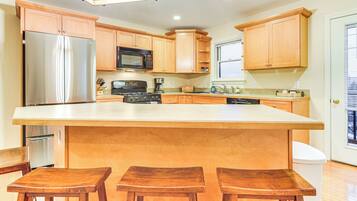 Fridge, microwave, stovetop, dishwasher