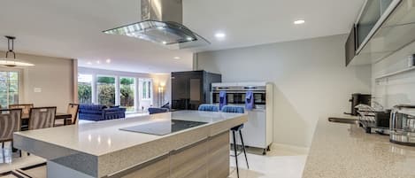 Coffee/tea maker, fridge, microwave, stovetop