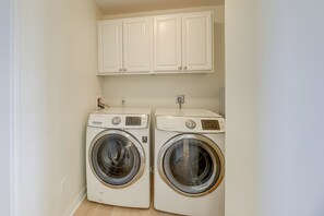 Interior - 2 Mi to Beach + Fishing Pier: Gulf Coast Retreat (Port O'Connor)