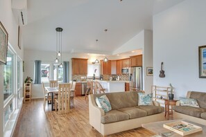 TV, books - Oceanfront Home w/ Pool, Gazebo Access in Papaikou (Papaikou)