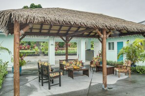 Terrace/patio - Oceanfront Home w/ Pool, Gazebo Access in Papaikou (Papaikou)