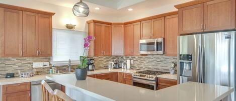 Refrigerador, microondas, horno, placa de cocina