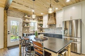 Fridge, microwave, stovetop, dishwasher - Family-Friendly Barndominium Near Greenville! (Easley)