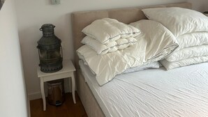 A bedroom with a bed, a nightstand, a lamp, and a picture on the wall. - Brabank 457 BestView by Grand Apartments (Gdansk)