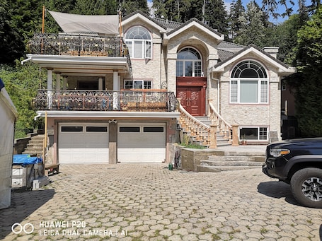 Exterior. Villa Dollarton