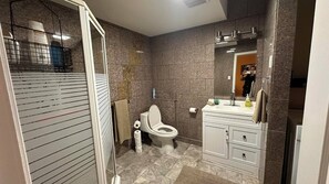 Douche, sèche-cheveux, serviettes fournies, savon