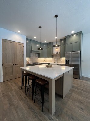 Réfrigérateur, micro-ondes, four, plaque de cuisson