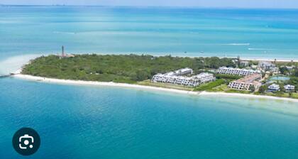 Charming Sanibel home - 2 BR, 2 BTH with Pool, WiFi, Family friendly home