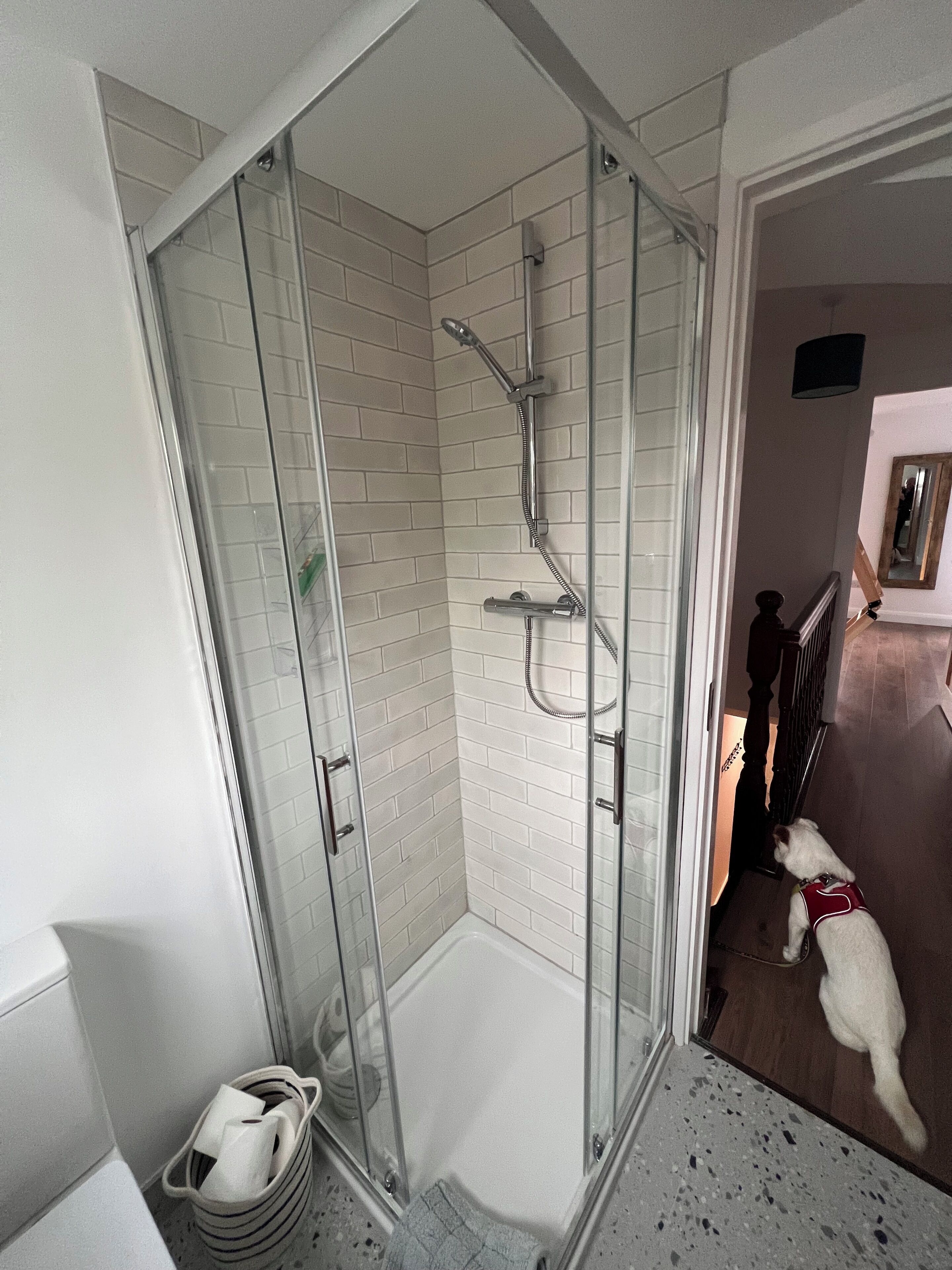 Een douche, een haardroger, handdoeken, zeep