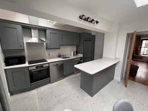 Kühlschrank, Mikrowelle, Ofen, Herdplatte