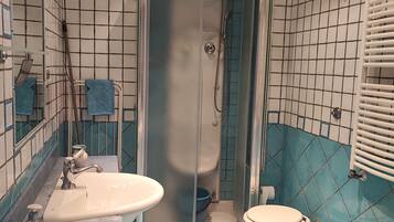 Doccia, asciugacapelli, bidet, asciugamani