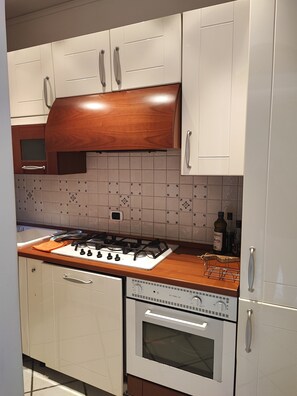 Fridge, microwave, oven, stovetop - "About Centro Storico" - Accommodation in the heart of Naples (Napoli)