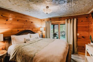 4 bedrooms, desk, iron/ironing board, WiFi