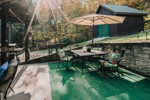 Outdoor dining - A River Runs Through It (Sevierville)