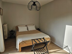 3 bedrooms, desk, iron/ironing board, travel crib