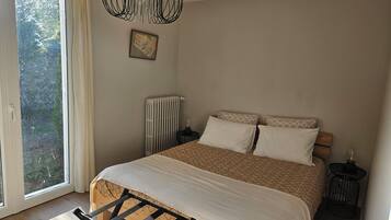 3 habitaciones, escritorio y tabla de planchar con plancha