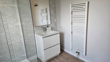 Ducha, secador de pelo, jabón, papel higiénico