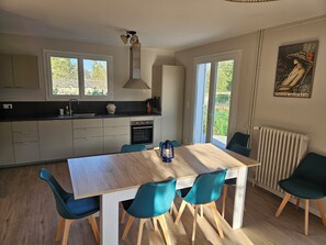 Jääkaappi, mikroaaltouuni, uuni, liesi