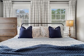 6 bedrooms, desk, iron/ironing board, free WiFi - Gather with loved ones in Historic Savannah (Savannah)