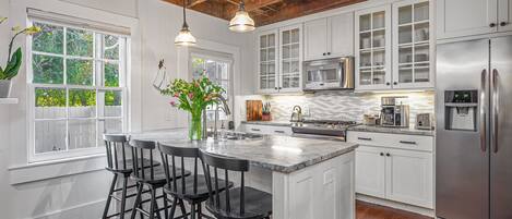 Kylskåp, mikrovågsugn, ugn och spishäll